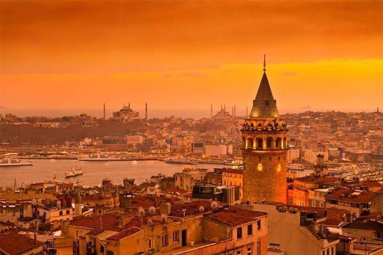 istanbul tarihi ve turistik yerleri gecmisten gunumuze ulasan koklu bir tarihe sahip istanbul un hazine degerindeki gezilecek tarihi yapitlari